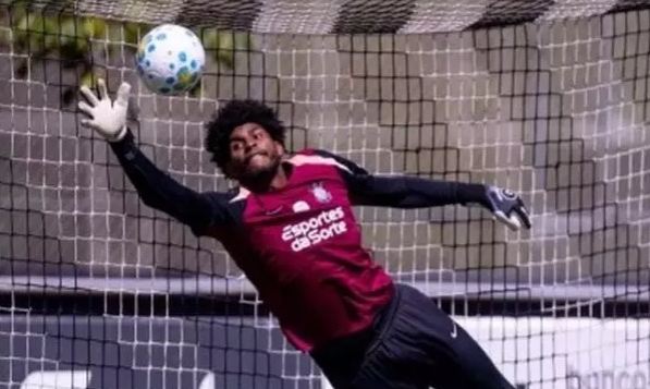 Corinthians aceita negociar Hugo Souza por R$ 76,8 milhões
