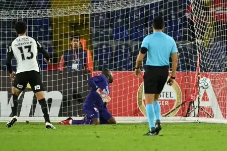 Corinthians arranca empate no fim e fica perto de vaga na Libertadores