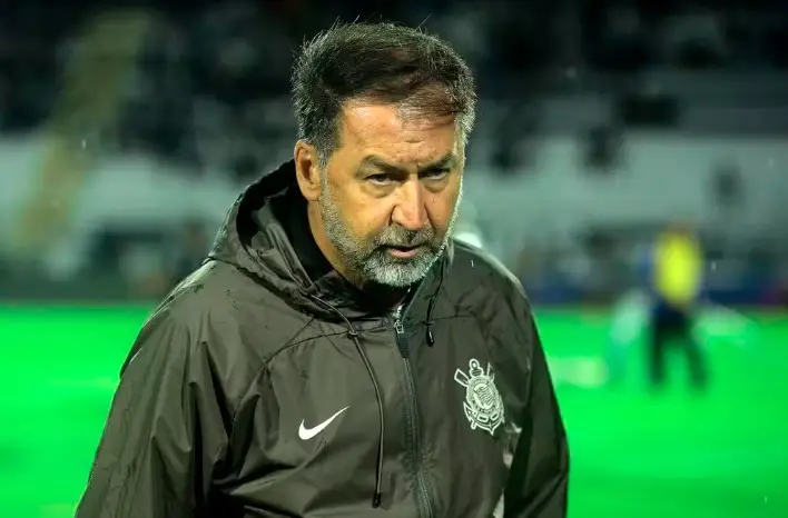 Augusto Melo é expulso do Corinthians